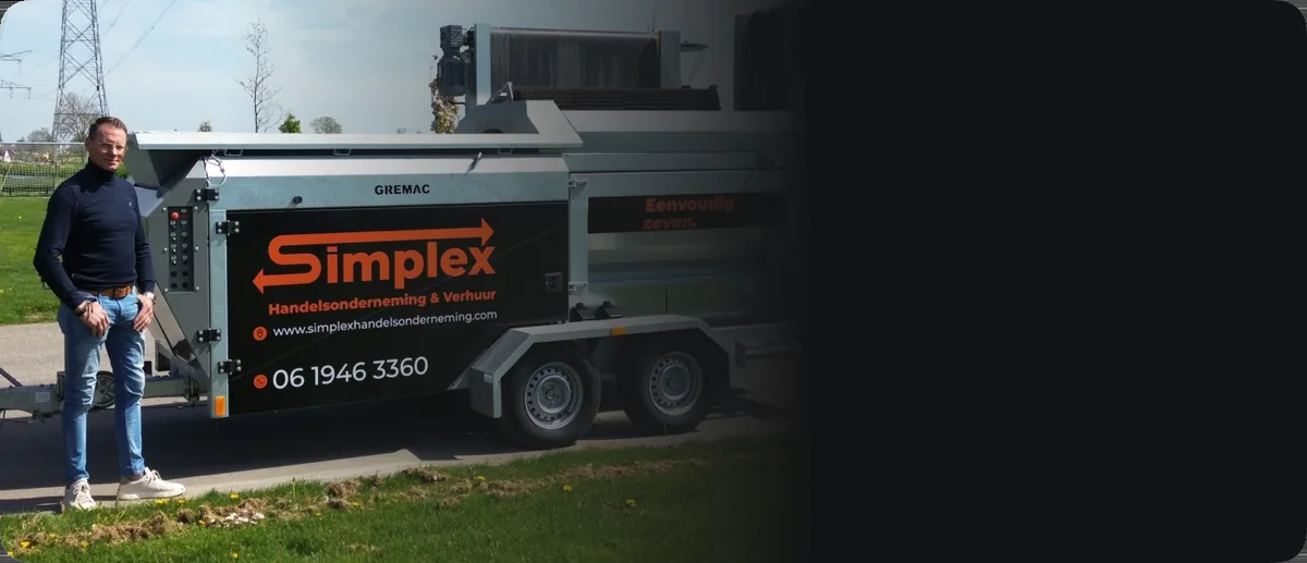 Ben van Simplex Verhuur bij een mobiele grondzeef